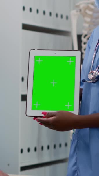 Vertical Video Medical Nurse Old Man Looking Greenscreen Display Digital — Stockvideo