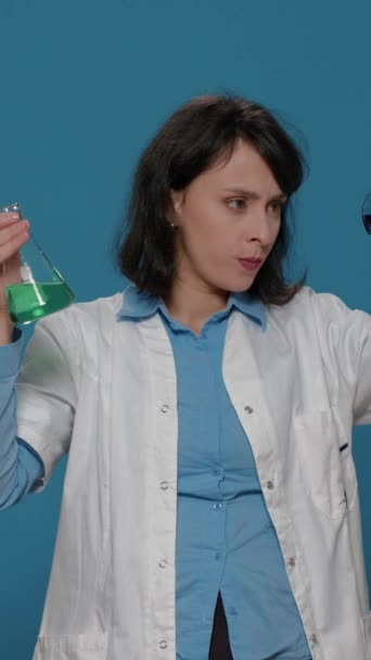 Video Verticale Chimica Donna Che Analizza Sostanza Genetica Nei Bicchieri — Video Stock