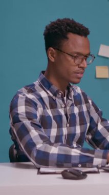 Dikey video: Negatif kişi kollarını kavuşturup reddetme hareketi yapıyor, reklam reddediyor ve onaylamıyor. Kaba davranışlı bir adam dur ve reddet sembolü gösteriyor. Stresli ve ciddi hissediyor..