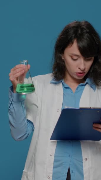 Вертикальне Відео Жінка Вчена Аналізує Рідину Пивному Хімічному Матеріалах Носить — стокове відео