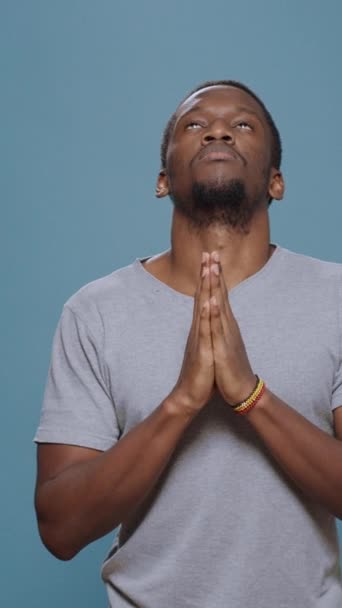 Vertikální Video Mužský Model Drží Ruce Modlitbě Duchovní Sezení Modlí — Stock video