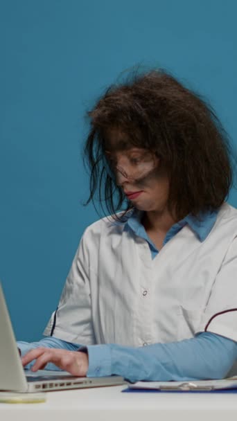 Vertical Video Portrait Crazy Female Chemist Working Laptop Desk Being — 비디오
