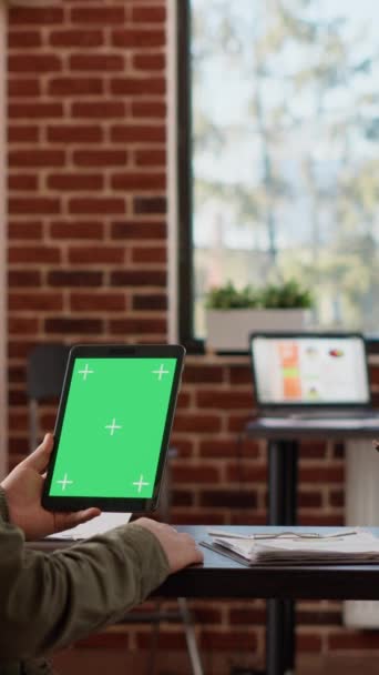 Vídeo Vertical Empresário Olhando Para Tablet Digital Com Exibição Greenscreen — Vídeo de Stock