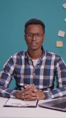 Dikey video: Masadaki video konferansına katılan çalışanların POV 'u, uzaktan telekonferansta insanlarla konuşuyor. Video konferans görüşmesinde internet telekomünikasyon kullanan iş adamı