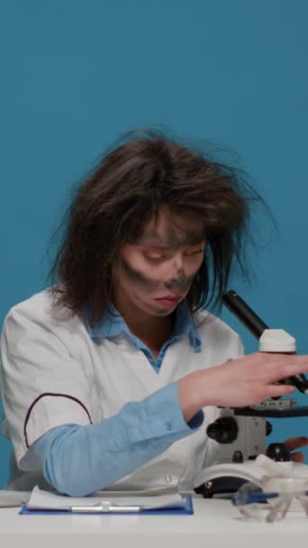 Вертикальне Відео Гуфі Божевільна Жінка Дослідник Яка Використовує Мікроскоп Столом — стокове відео