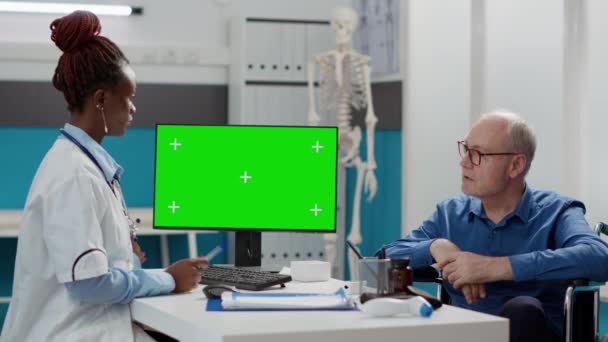 Lekarz Pacjent Zaburzeniami Czynności Wątroby Stosujący Greenscreen Monitorze Podczas Wizyty — Wideo stockowe