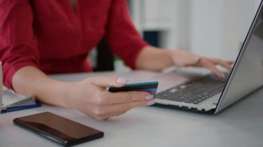 Başlangıç çalışanı bilgisayarında kredi kartıyla online alışveriş yapıyor. Banka parasıyla satış yapıyor. Ofis çalışanı, ticari kalkınma için işlem yapıyor. Kapat..