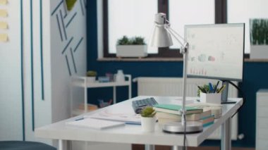 Ofis masasında ticari büyüme için bilgisayar monitörü istatistikleri olan kimse yok. İş geliştirme üzerine çalışmak için modern teknoloji ve araştırmaya sahip boş alan.