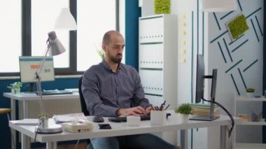 Bilgisayarla birlikte büyüme stratejisi üzerinde çalışan iş adamının portresi, grafikler ve grafiklerle finansal analiz yaratıyor. Masada yönetici veri sunumu planlayan erkek çalışanlar.