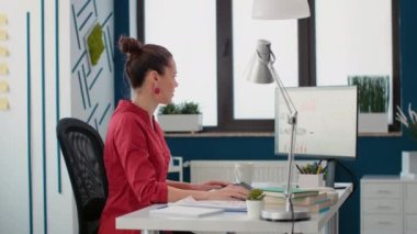 Finansal analist bilgisayardaki pazarlama grafiklerine bakıyor, şirket istatistiklerini analiz ediyor. İşletme geliştirme yaratmak için e-ticaret raporunu kullanan yönetici yardımcısı.