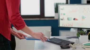 Mali danışman iş haritalarıyla belgeleri analiz ediyor, bilgisayardaki istatistiklere bakıyor. Satış diyagramlarıyla büyüme stratejisi planlayan yönetici. Kapat..