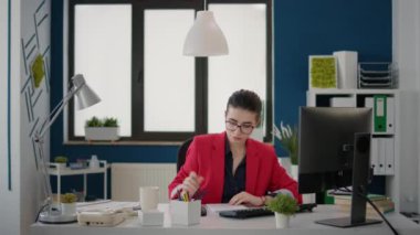 Satış asistanı çizelgeleri analiz etmek için belgeler üzerine notlar alıyor, geliştirme stratejisi oluşturmak için diyagramlar üzerinde istatistiklerle çalışıyor. Şirket muhasebecisi kağıtlar üzerinde finansal araştırma yapıyor..