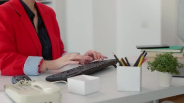 Şirket muhasebecisi veri raporu oluşturmak için ağ istatistiklerini kullanıyor, finansal tabloları satış artışıyla analiz ediyor. İdari proje için iş kadını geliştirme stratejisi.