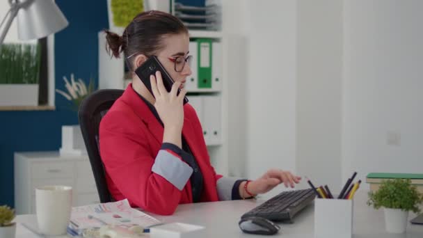 Analista Investigación Conversando Sobre Llamadas Telefónicas Oficina Hablando Con Gerente — Vídeos de Stock