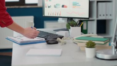 Ticari muhasebeci finansal belgelere çizelgelerle not alıyor, satış raporlarını analiz ediyor ve başlangıç ofisindeki pazarlama istatistiklerini inceliyor. Şirket çalışanı araştırma projesi verilerini kullanıyor. Kapat..