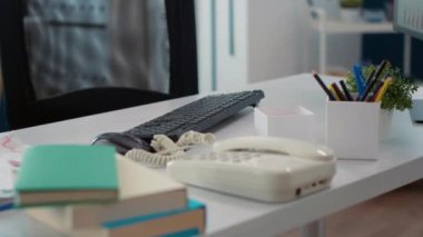 Ofis masasında malzeme, başlangıç belgeleri, sabit hat telefonu ve finansal evrakları olan kimse yok. Pazarlama istatistikleri ve analizleri üzerinde çalışacak kimse yok. Kapat..