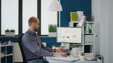 İş adamı, satış geliştirme üzerinde çalışmak için bilgisayar üzerinde finansal araştırma yapıyor. Çizelge ve grafik sunumlarını planlamak için pazarlama istatistiklerini kullanan yönetici yardımcısı.