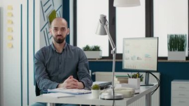 Satış raporu ve şirket istatistikleriyle bilgisayar üzerinde veri araştırması yapan yönetici yardımcısı. Proje lideri pazarlama gelişimini planlamak için finansal verilerle çalışıyor. El kamerasıyla..