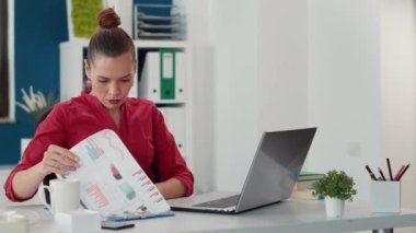 Pazarlama danışmanı. İş haritalarını analiz ediyor. Belgeler üzerine rapor hazırlıyor. İdari yönetici satış istatistikleriyle araştırma sunumu planlıyor.
