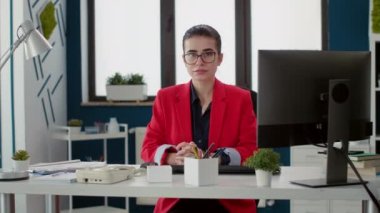 Proje yöneticisinin portresi, yeni başlayan bir işte çalışmak, çizelgeler ve grafiklerle finansal strateji planlamak. Gelişim için pazarlama istatistiklerini kullanan bir ofis çalışanı.