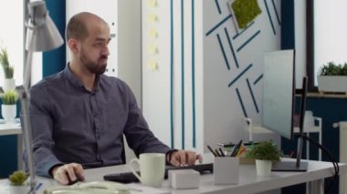 Ofiste kalkınma stratejisi oluşturmak için bilgisayardaki mali istatistiklere bakan bir iş adamı. Çizelgeler ve grafikler üzerine satış raporlarını analiz eden yönetici yardımcısı, araştırma projesi yapıyor..