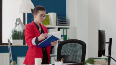 Proje yöneticisi çizelgelerin satış raporlarını analiz ediyor, başlangıç ofisinde finansal istatistik oluşturmak için araştırma yapıyor. Şirket çalışanı iş büyümesi için belge ve veri istatistikleri kullanıyor.