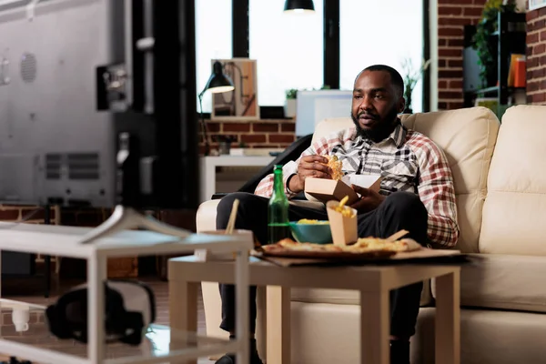 Jonge Volwassenen Die Thuis Fastfood Eten Films Kijken Televisie Genieten — Stockfoto