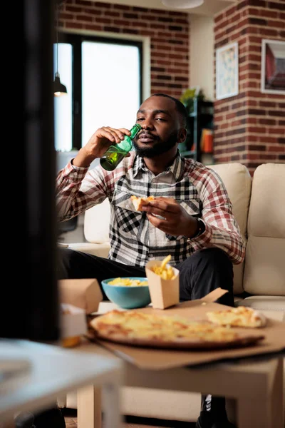 Cheerful Man Drinking Alcoholic Beer Bottle Eating Takeaway Meal Fast — Zdjęcie stockowe