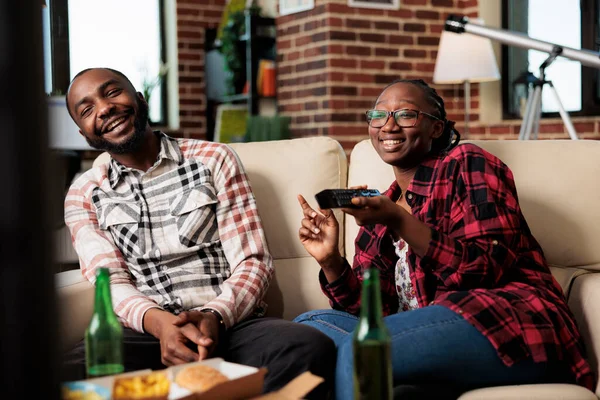 Cheerful Couple Laughing Watching Television Together Eating Fast Food Delivery — Stock Photo, Image