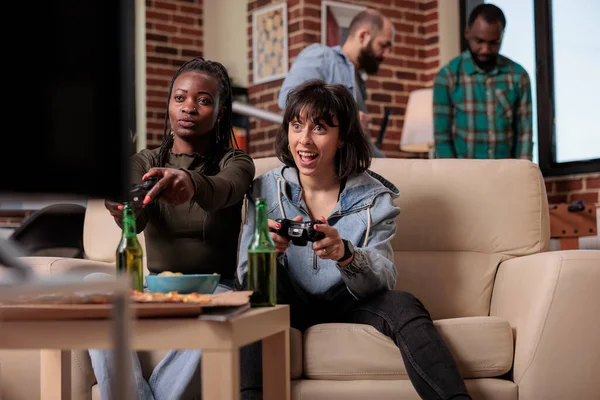 Багатоетнічні Жінки Грають Відеоігри Контролером Консолі Розважаючись Разом Вечірці Збираючись — стокове фото