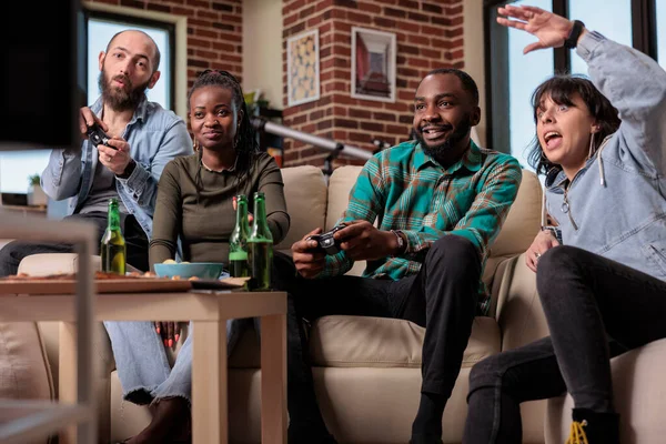 Группа Мультиэтнических Людей Играющих Вместе Видеоигры Веселятся Дома Собираясь Пивом — стоковое фото