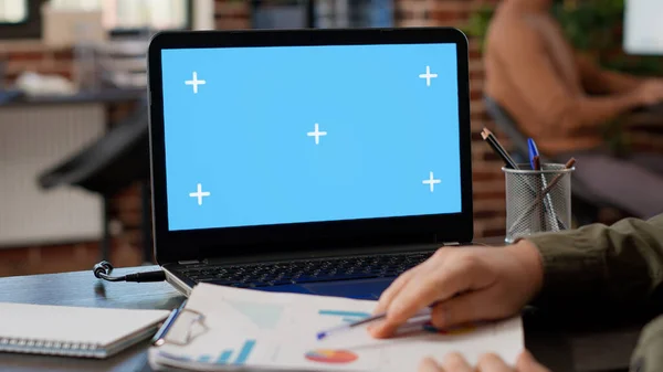 Freelancer Masculino Analisando Gráficos Negócios Greenscreen Laptop Usando Exibição Chave — Fotografia de Stock