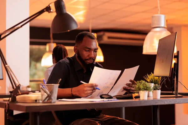 African American Worker Taking Notes Contract Report Analyzing Paperwork Business — Foto Stock