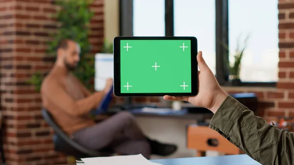 Męski Freelancer Trzymający Poziomy Zielony Ekran Gadżecie Cyfrowym Korzystający Tabletu — Zdjęcie stockowe
