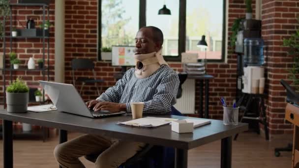 Африканський Американський Бізнесмен Одягнений Медичну Піну Шийного Коміра Після Фізичної — стокове відео