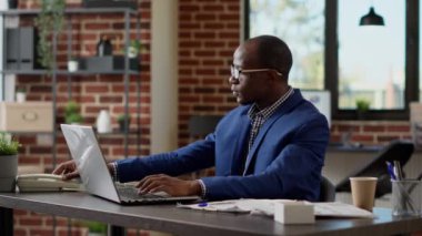 Erkek sekreter iş başında ev telefonuna cevap veriyor, iş lideriyle uzaktan konuşuyor. Ofis telefonundan patronla telefonda konuşmak, telgraf çekmek. Üçayak atışı.