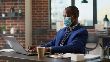 Coronavirus salgını sırasında dizüstü bilgisayarın finansal istatistiklerini planlayan bir ofis danışmanı. İş stratejisi oluşturmak için internet sitesi uygulamasında ağ bilgilerini kullanan yönetici yardımcısı.