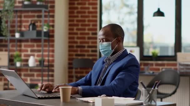 Африканский Бизнесмен Американец Расслабляется Кресле Беря Перерыв После Планирования Стратегии — стоковое видео