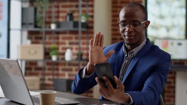 Výkonný Asistent Odpovídá Videohovory Konference Smartphonu Mluví Manažerem Obchodním Projektu — Stock video