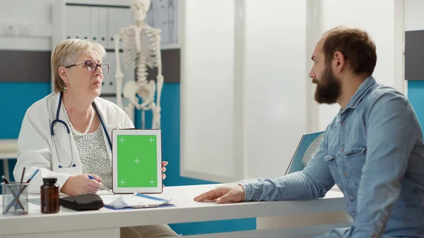 Doctor Vertically Holding Greenscreen Digital Tablet Cabinet People Checkup Visit — Stockfoto