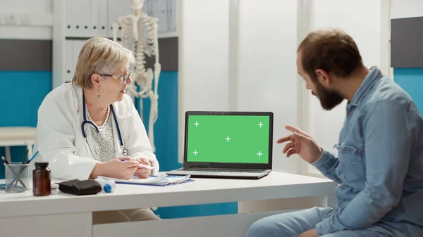 Physician Patient Analyzing Greenscreen Template Laptop Using Technology Cabinet Medic — Stock fotografie