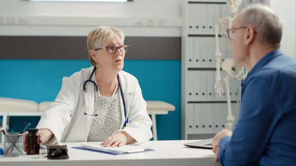 Médecin Santé Donnant Des Médicaments Sur Ordonnance Dans Une Bouteille — Photo