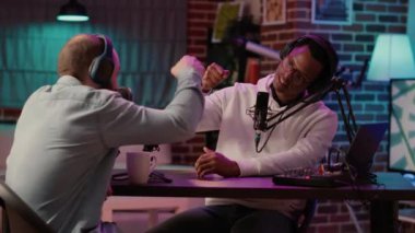 Afro-amerikan podcaster 'ı ünlü sözü geçen kişi ev stüdyosunda yumruk tokuşturuyor. Akşam programında canlı yayında internet radyo sunucusu ile sosyal medya vlogger buluşması.