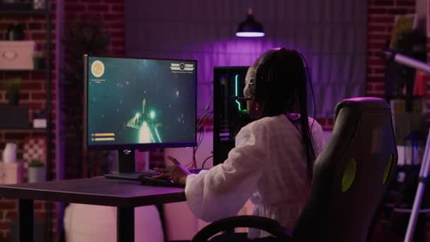 Vrouw Spelen Multiplayer Ruimte Shooter Simulatie Genieten Van Vrije Tijd — Stockvideo