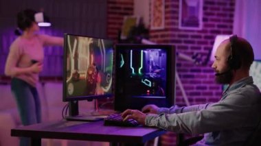 Oyun oynayan kız sanal gerçeklik oyununda dövüşürken internetten çok oyunculu birinci şahıs nişancı yayınlanıyor. Kadın vr gözlük kullanırken oyuncu aksiyon roket simülasyonu oynuyor.