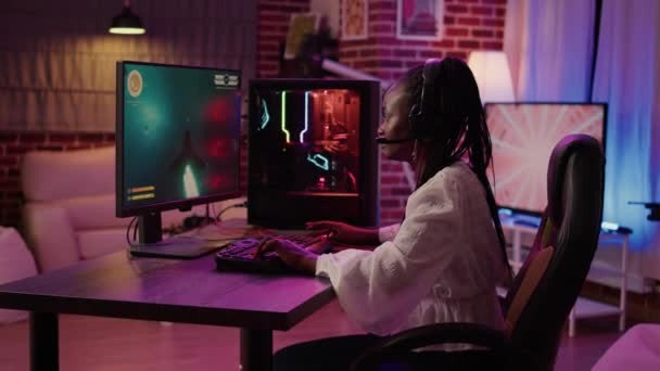 Afrykański Amerykański Gracz Dziewczyna Pomocą Komputera Konfiguracji Gier Grając Multiplayer — Wideo stockowe