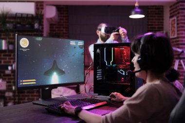 Modern oyuncu bilgisayar üzerinden canlı video oyunları oynuyor, RPG turnuvasıyla eğleniyor. Bilgisayarda birden fazla oyuncuyla online aksiyon oyunu oynayan genç yetişkinler, nişancı meydan okuması.