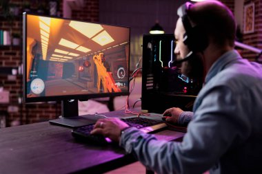 Beyaz tenli oyuncu video oyunlarıyla canlı yayında eğleniyor, online web turnuvasında aksiyon roketi yarışması yapıyor. Erkek oyuncu oturma odasında esport oyunu şampiyonluğu oynuyor..