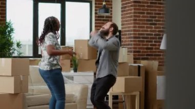 Karı koca yeni eve taşınmayı kutlamak için dans hareketleri yapıyor. Birlikte dans edip eğleniyorlar. Apartmanda aylak aylak dolaşmak, gelecekteki aile ve yeni başlangıçlar için heyecanlı olmak..