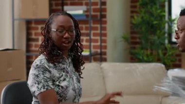 Afrikalı Amerikalı çift emlak taşınması için kavga ediyor, kredi satın alma konusunda tartışıyorlar. Yeni bir daireye taşındıktan sonra tasvip edilmemekten rahatsız oldum. El kamerasıyla..